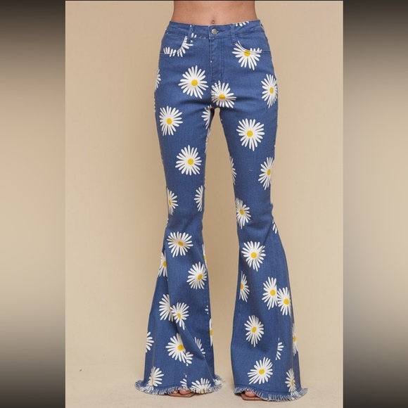 ⛔️SOLD⛔️Altar'd State High Rise Ultra Flare 70's Inspired Daisy Print Blue Jeans - Picture 3 of 11